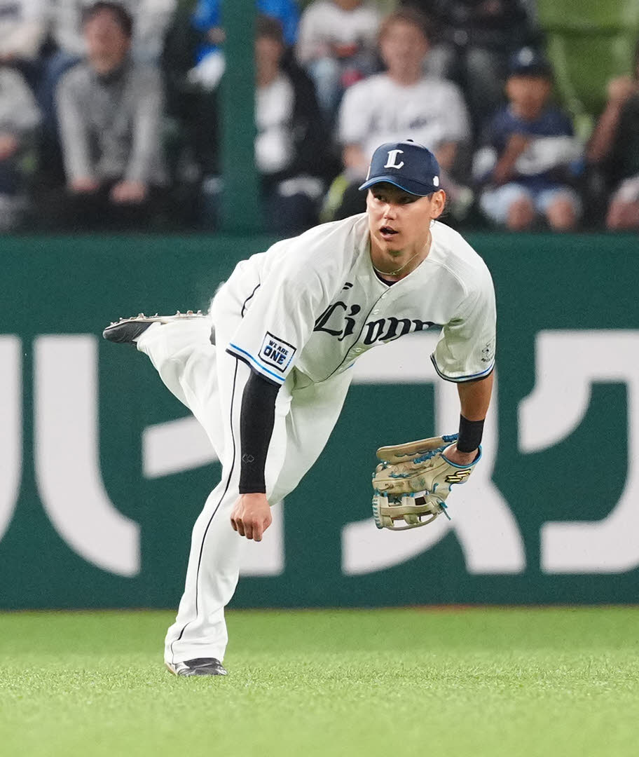 西武対ヤクルト　3回表ヤクルト2死二塁、中前打となった武岡の打球を処理し本塁へ送球する西川（撮影・江口和貴）