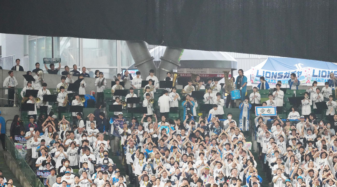 西武対ヤクルト　1回裏西武無死、打席に立つ西川の応援演奏する花咲徳栄の吹奏楽部（撮影・江口和貴）