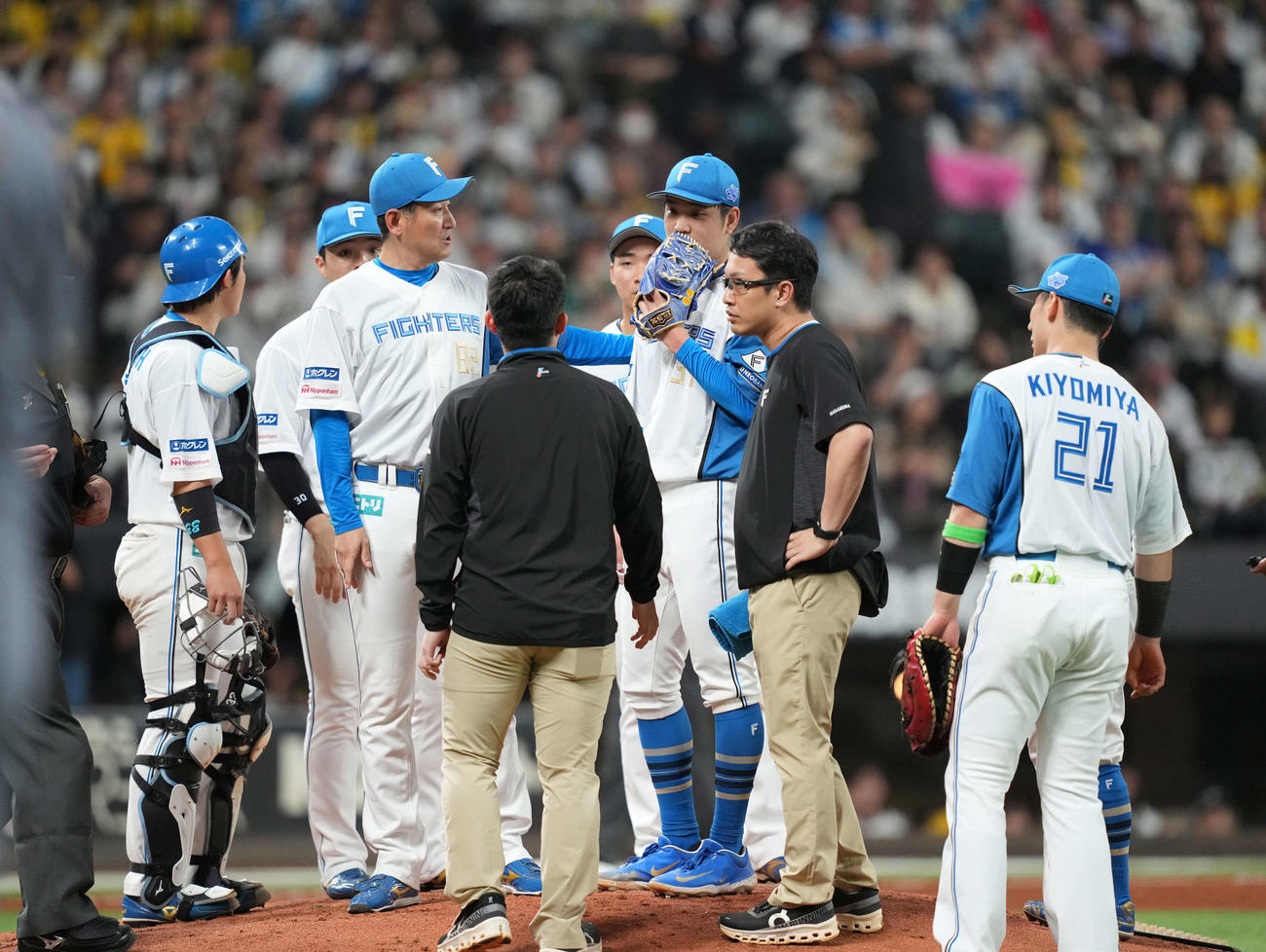 日本ハム対阪神　3回、降板する日本ハム先発の古林（右から3人目）（撮影・井上学）