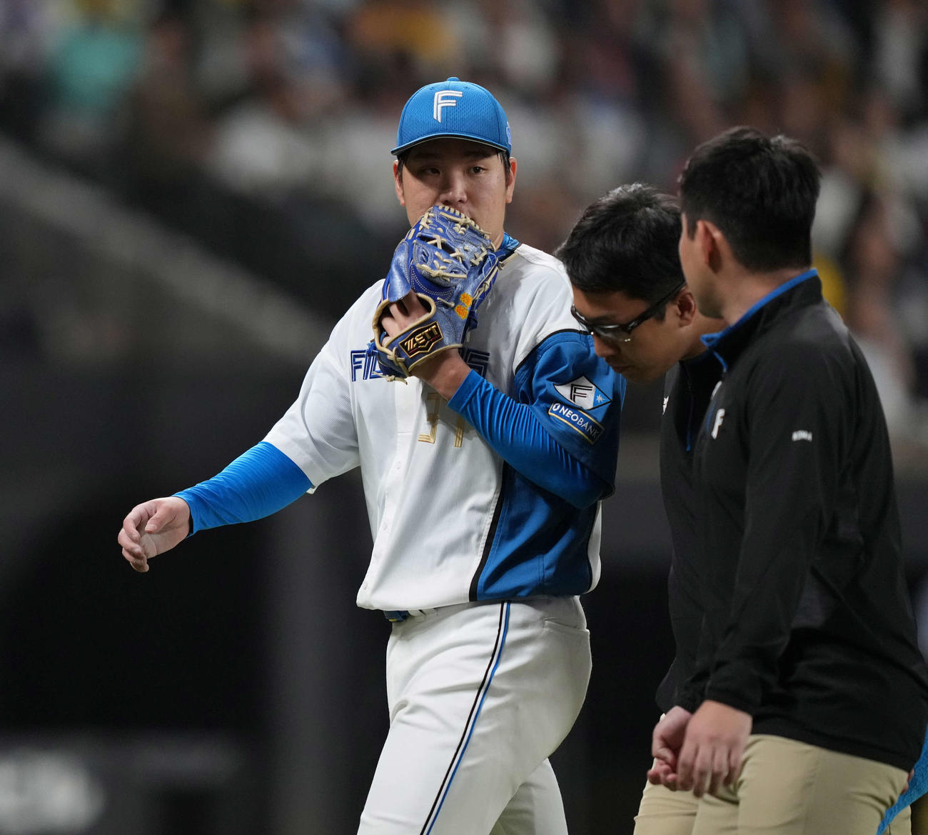 日本ハム対阪神　3回、降板する日本ハム先発の古林（左）（撮影・井上学）