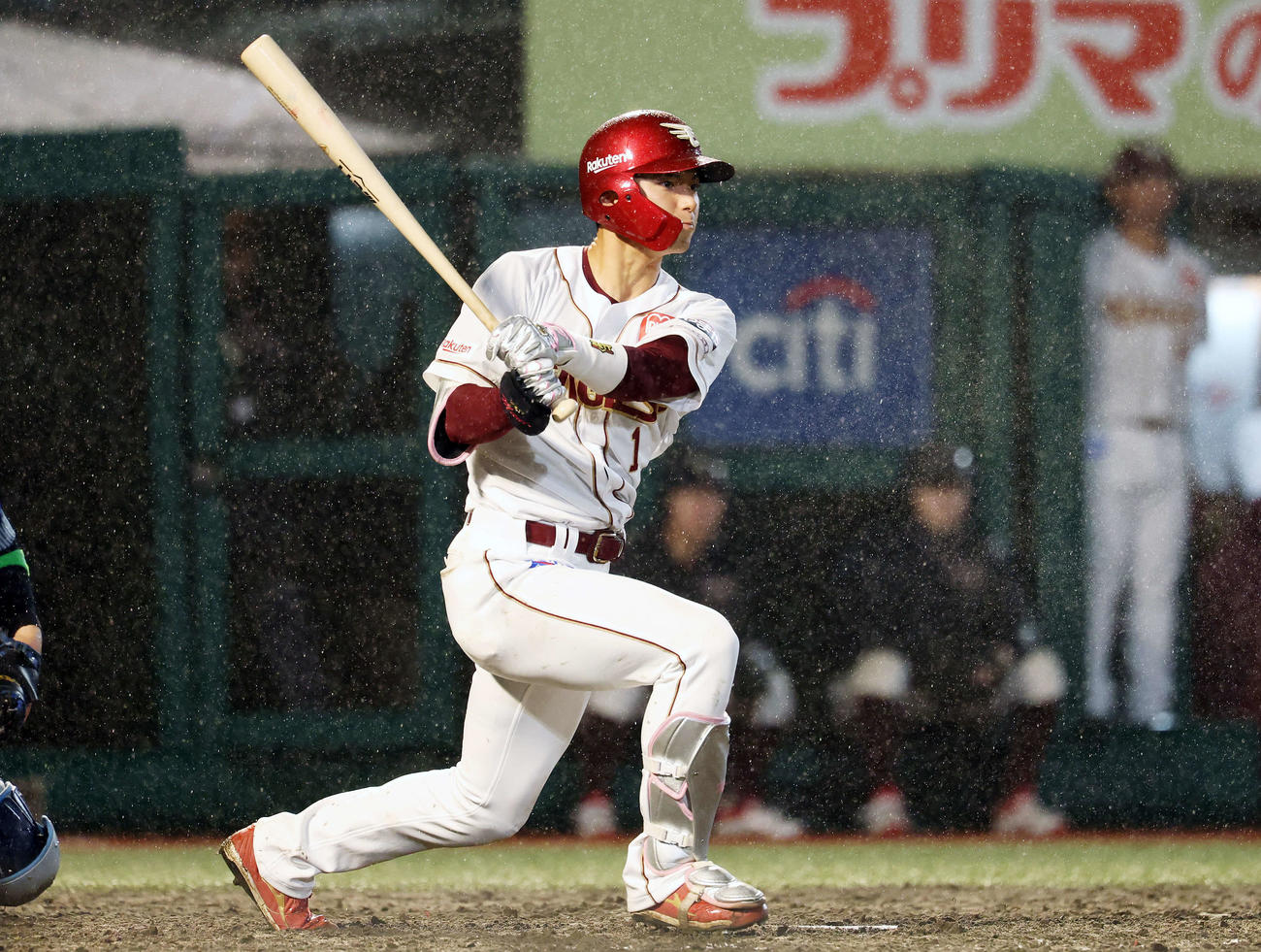 楽天対DeNA 4回裏楽天2死一、三塁、右前適時打を放つ宗山（撮影・宮地輝）