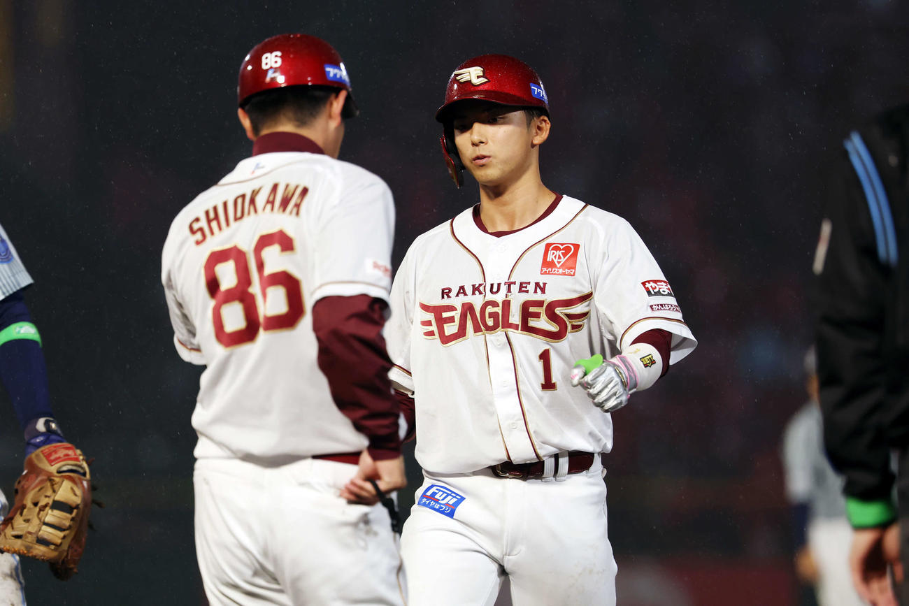楽天対DeNA 4回裏楽天2死一、三塁、右前適時打を放った宗山（撮影・宮地輝）