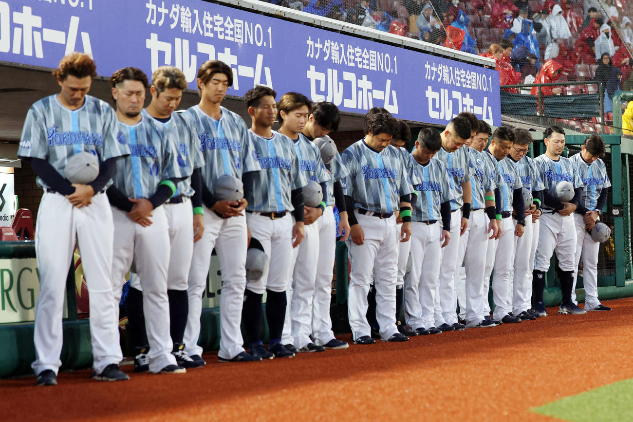 楽天対DeNA　試合前、長嶋茂雄さんの死を悼み黙とうするDeNA三浦監督（右端）ら（撮影・宮地輝）
