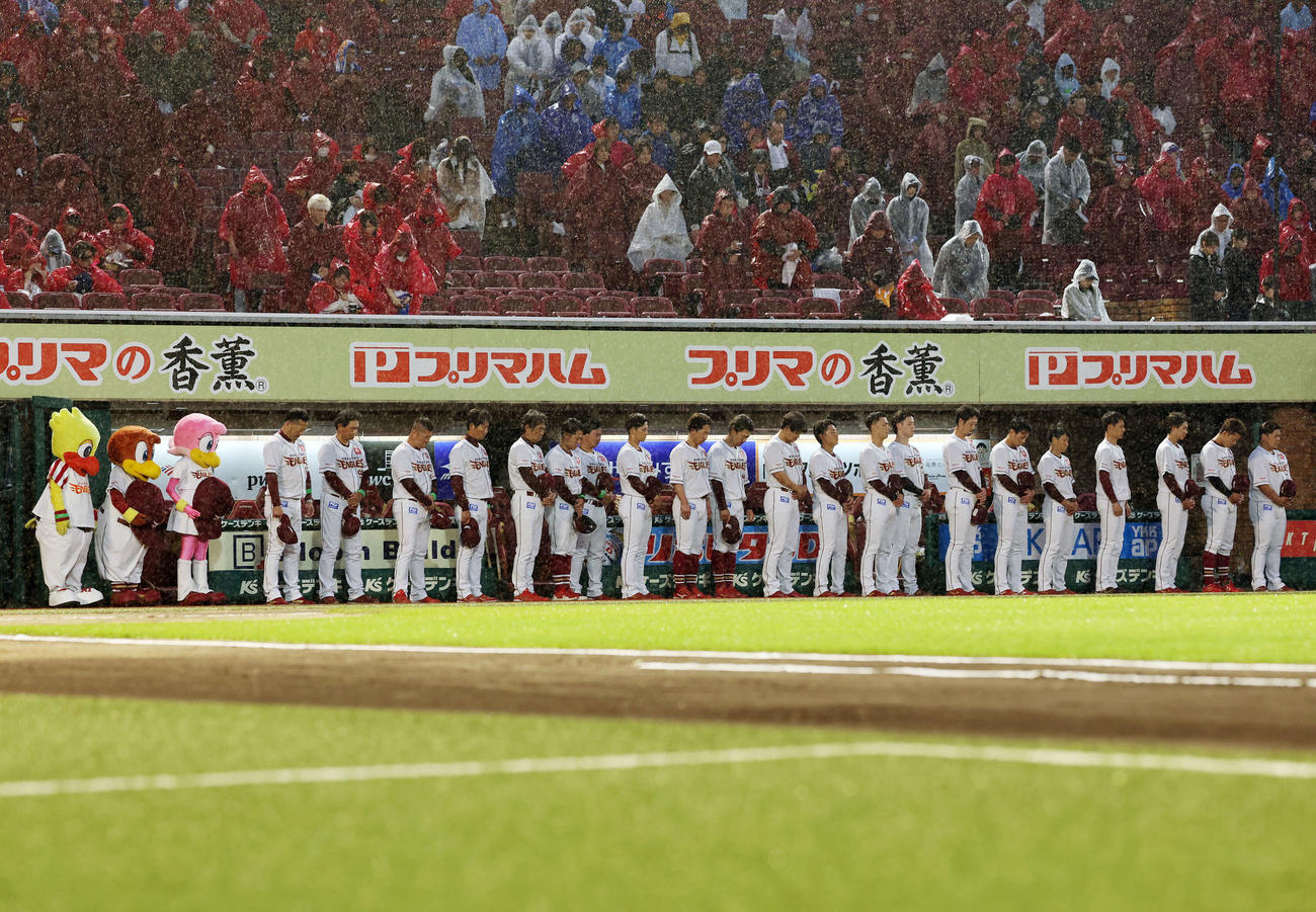 楽天対DeNA　試合前、長嶋茂雄さんの死を悼み黙とうする楽天の選手たち（撮影・宮地輝）