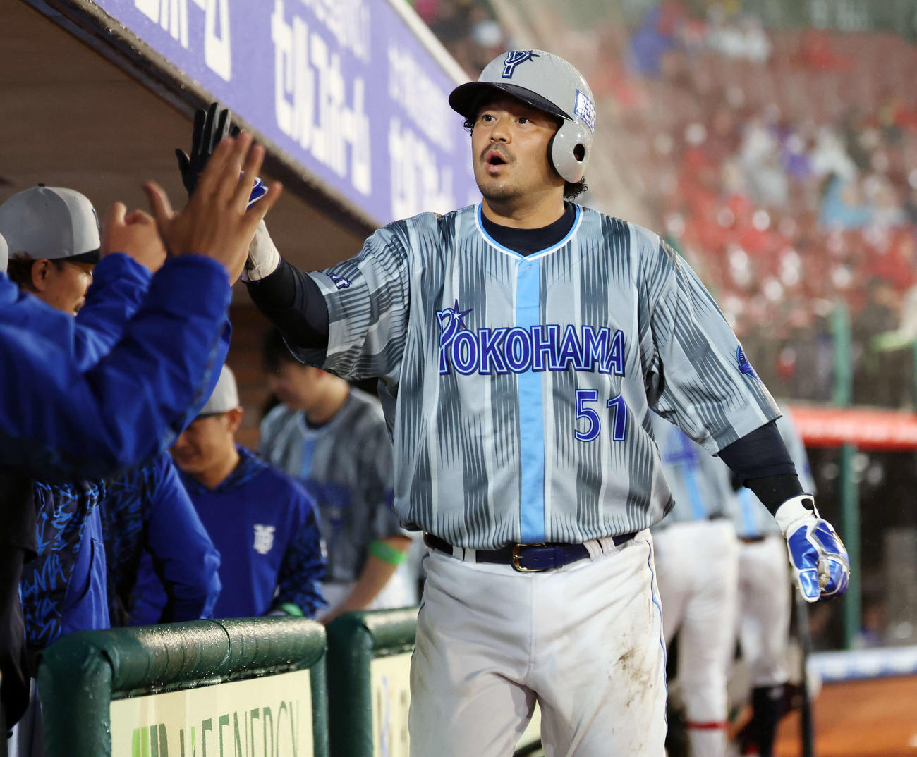 楽天対DeNA 4回表DeNA無死一、三塁、度会の中犠飛で生還しタッチを交わす宮崎（撮影・宮地輝）