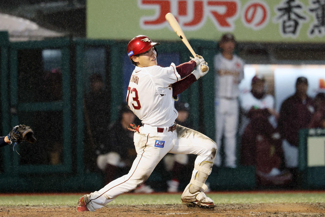 楽天対DeNA 7回裏楽天2死一、二塁、右前適時打を放つ小森（撮影・宮地輝）