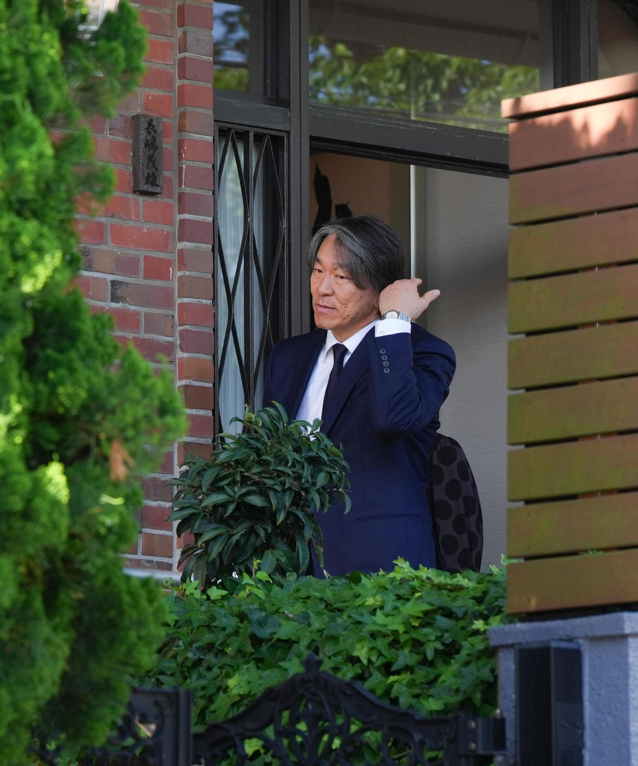 帰国し弔問に訪れ、引き揚げる松井氏（撮影・菅敏）