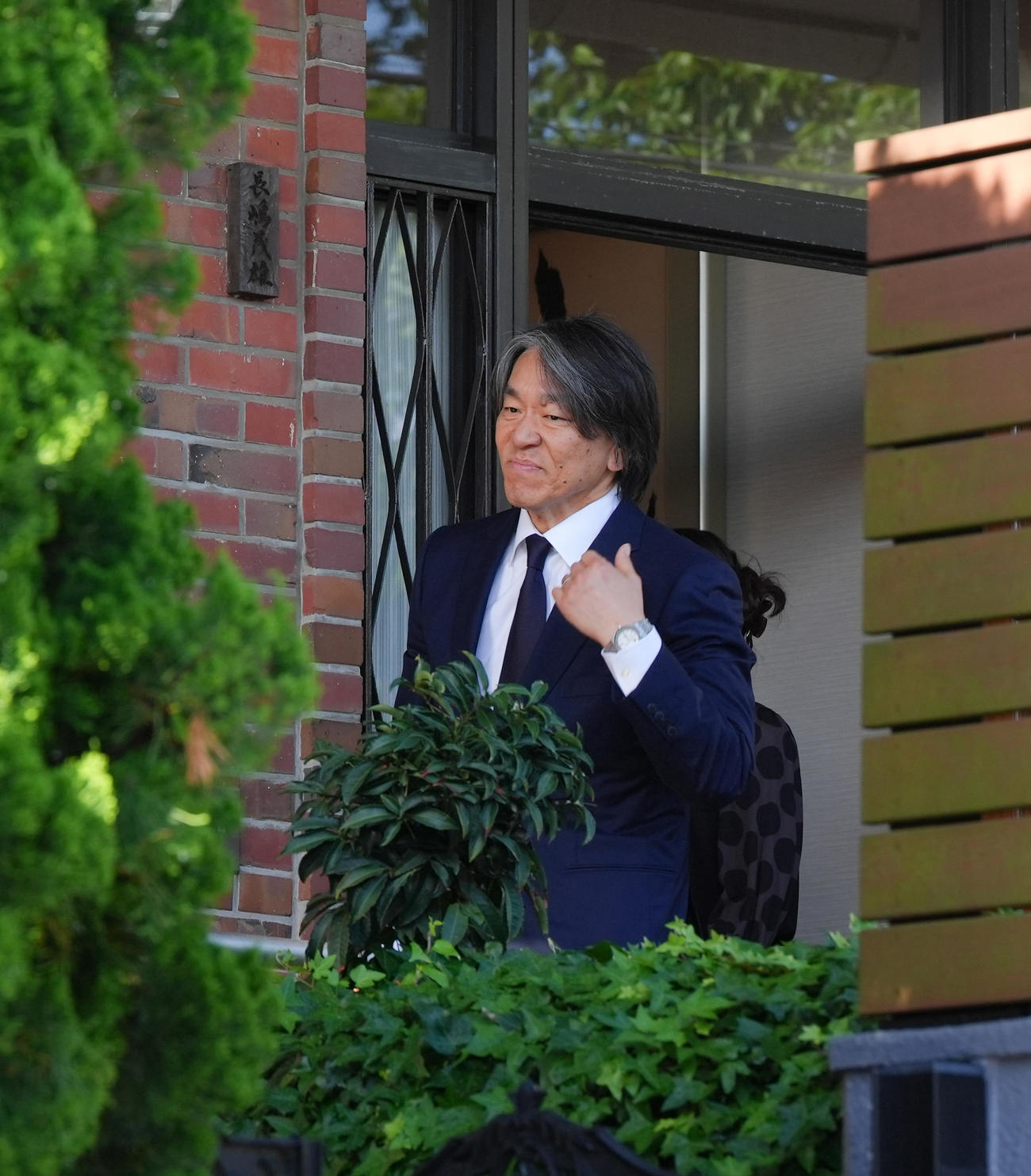帰国し弔問に訪れ、引き揚げる松井氏（撮影・菅敏）