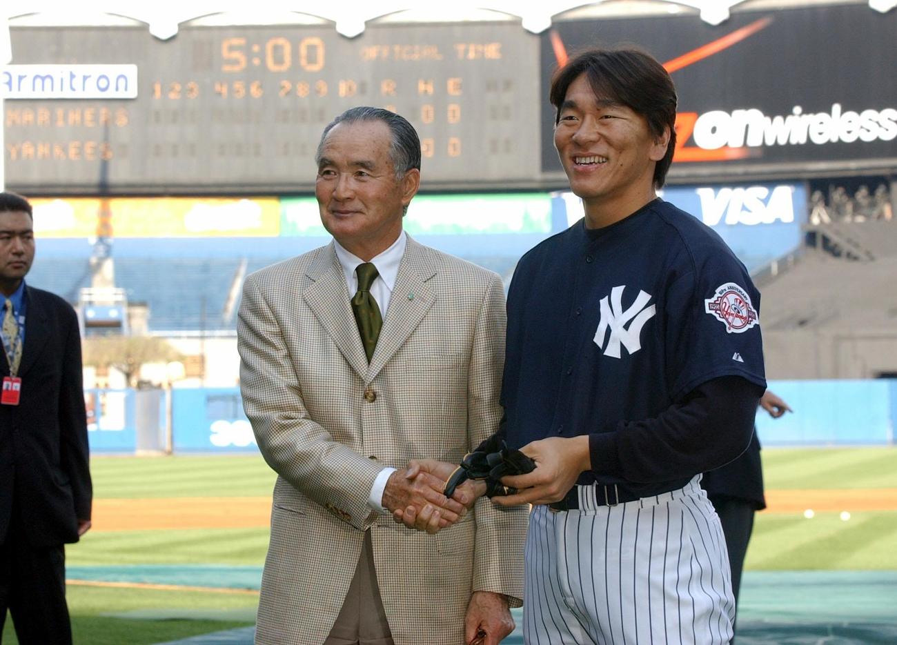 03年4月、松井秀喜(右)は試合前、ヤンキースタジアムを訪れた全日本の長嶋茂雄氏と笑顔で握手
