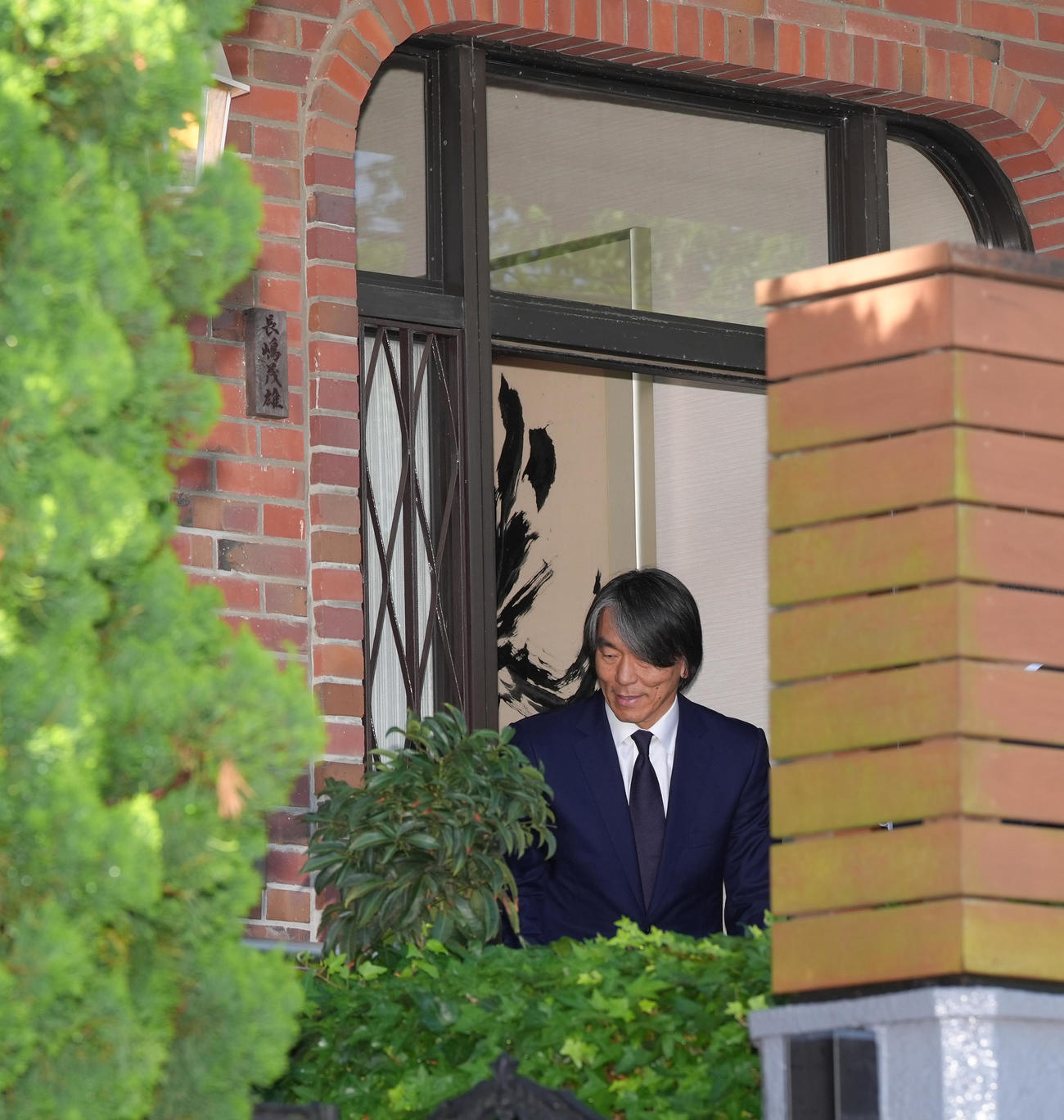 帰国し弔問に訪れ、引き揚げる松井氏（撮影・菅敏）