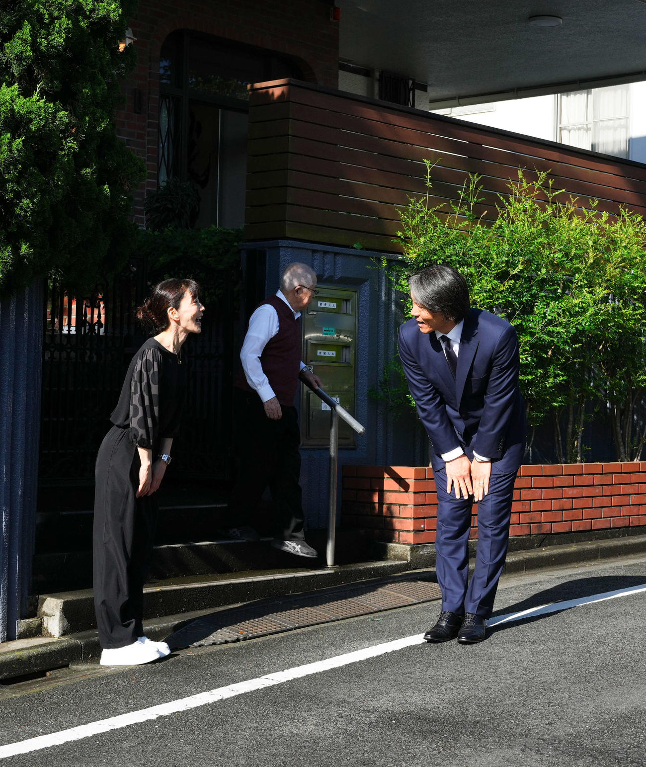 帰国し弔問に訪れた松井氏は、長島三奈さん（左）に見送られ引き揚げる（写真は一部加工）