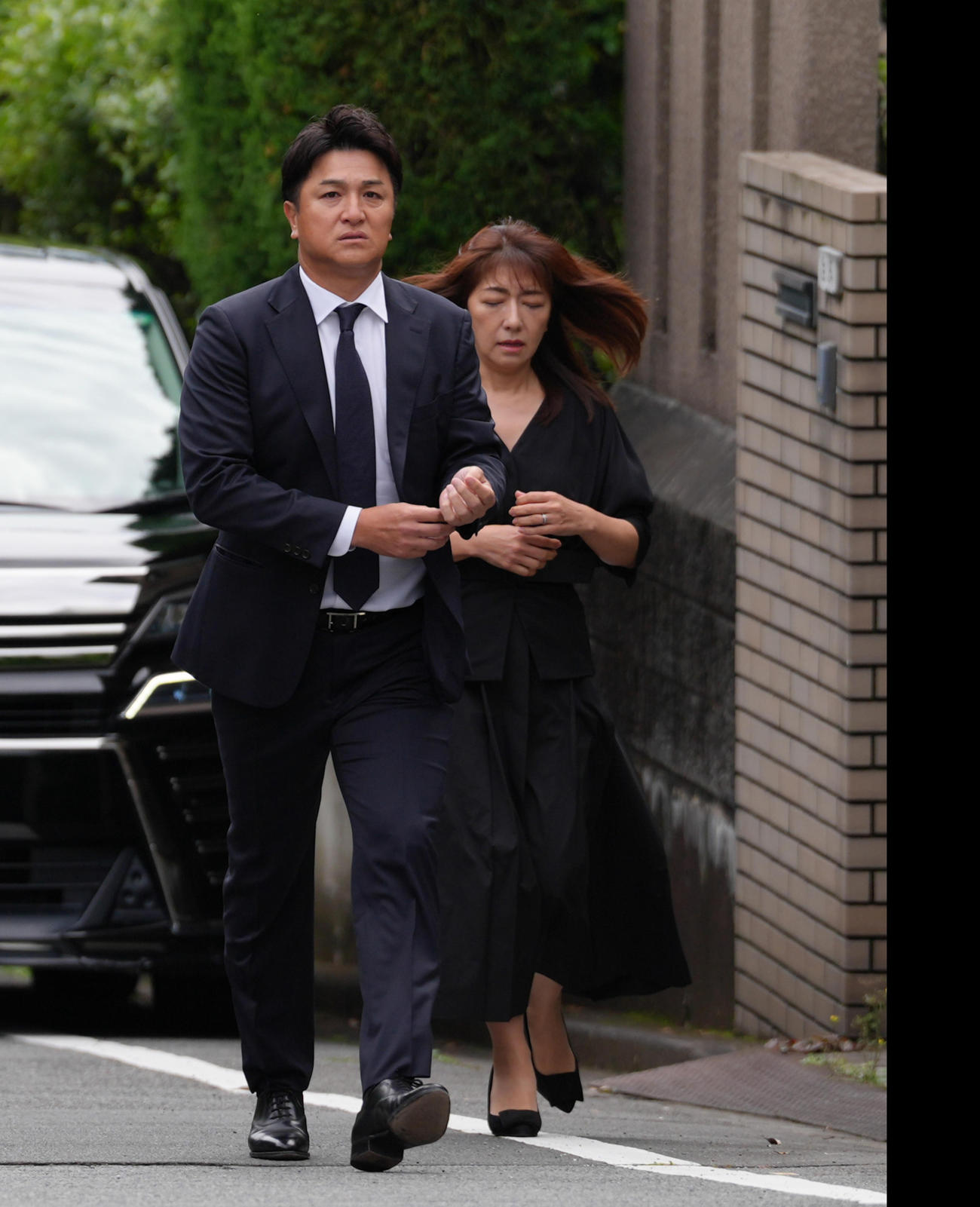 弔問に訪れる高橋由伸氏と麻衣夫人（撮影・菅敏）