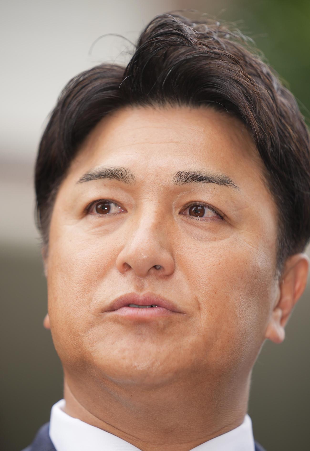 長嶋茂雄さん宅に弔問に訪れ取材に応じる高橋氏（撮影・垰建太）