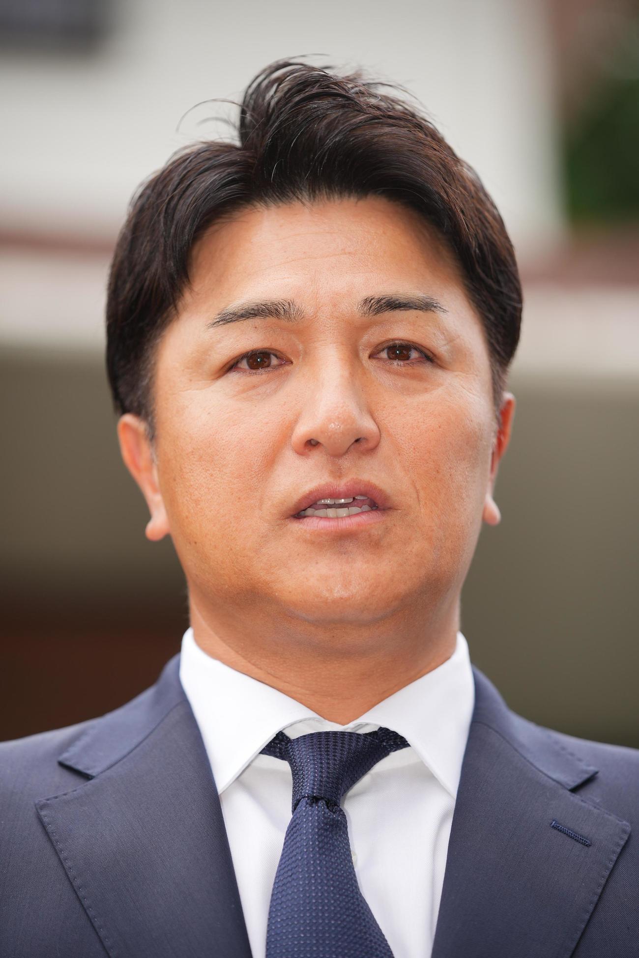 長嶋茂雄さん宅に弔問に訪れ取材に応じる高橋氏（撮影・垰建太）
