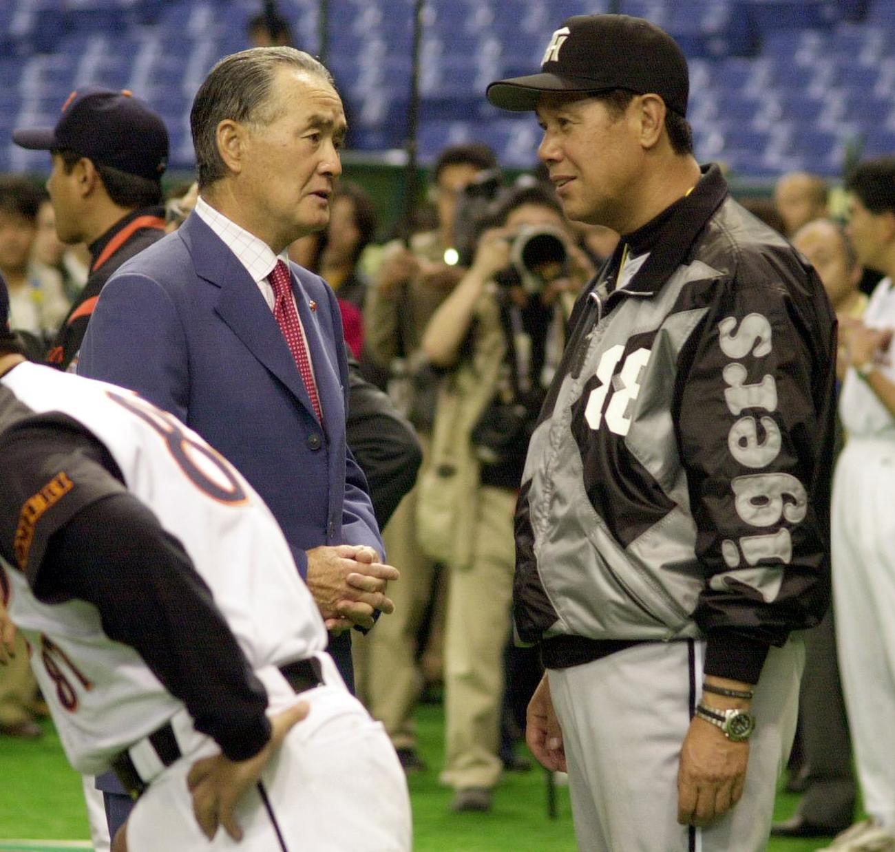 試合前に談笑する長嶋茂雄巨人終身名誉監督（左）と田淵幸一打撃コーチ（02年3月撮影）