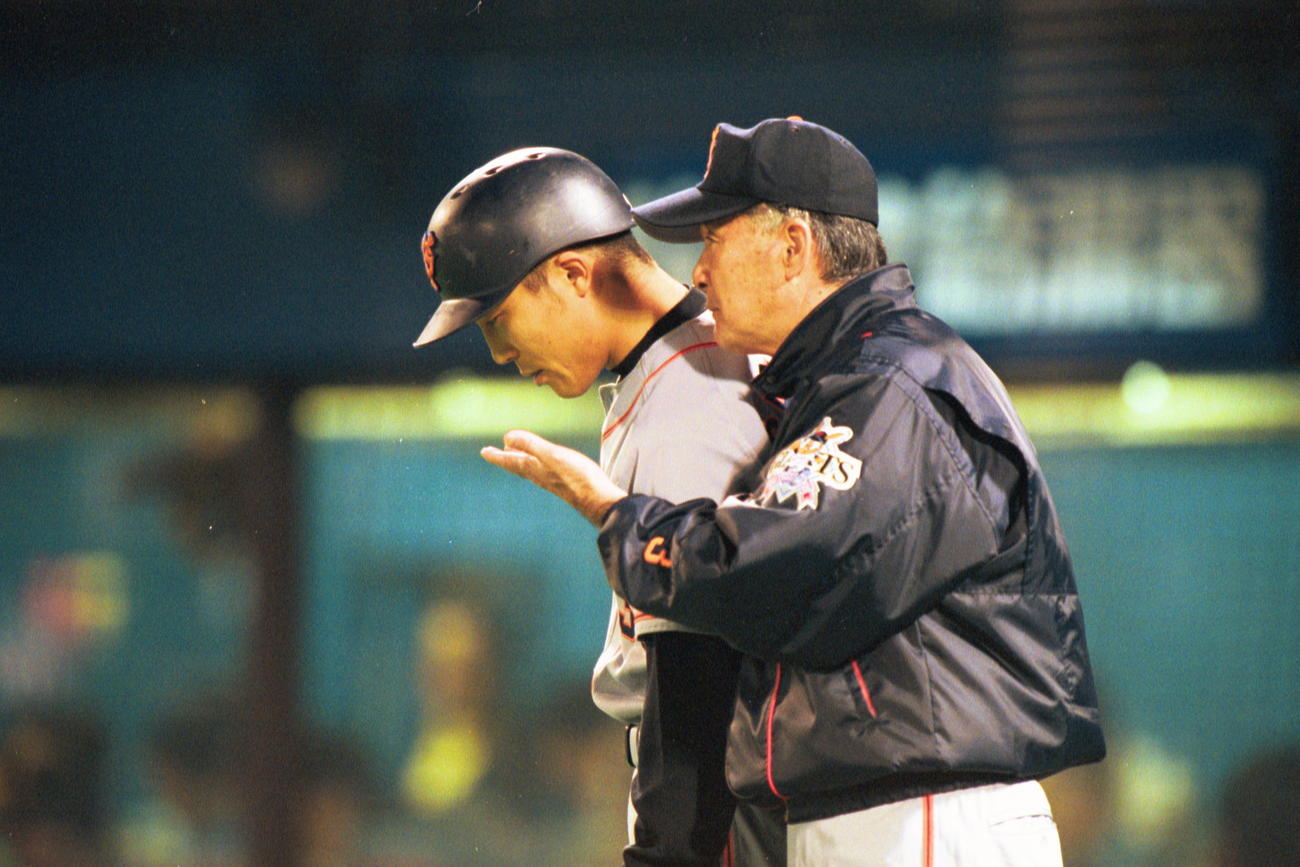 清水隆行に指示を与える長嶋茂雄監督（2000年5月撮影）