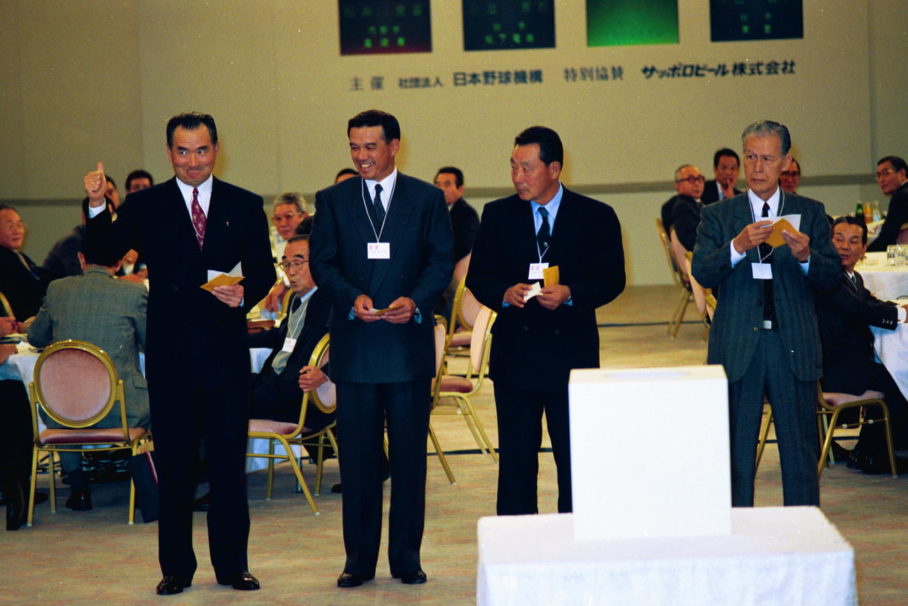 1992年ドラフト指名会議。松井秀喜を引き当てた巨人長嶋茂雄監督（左端）はサムアップのポーズ