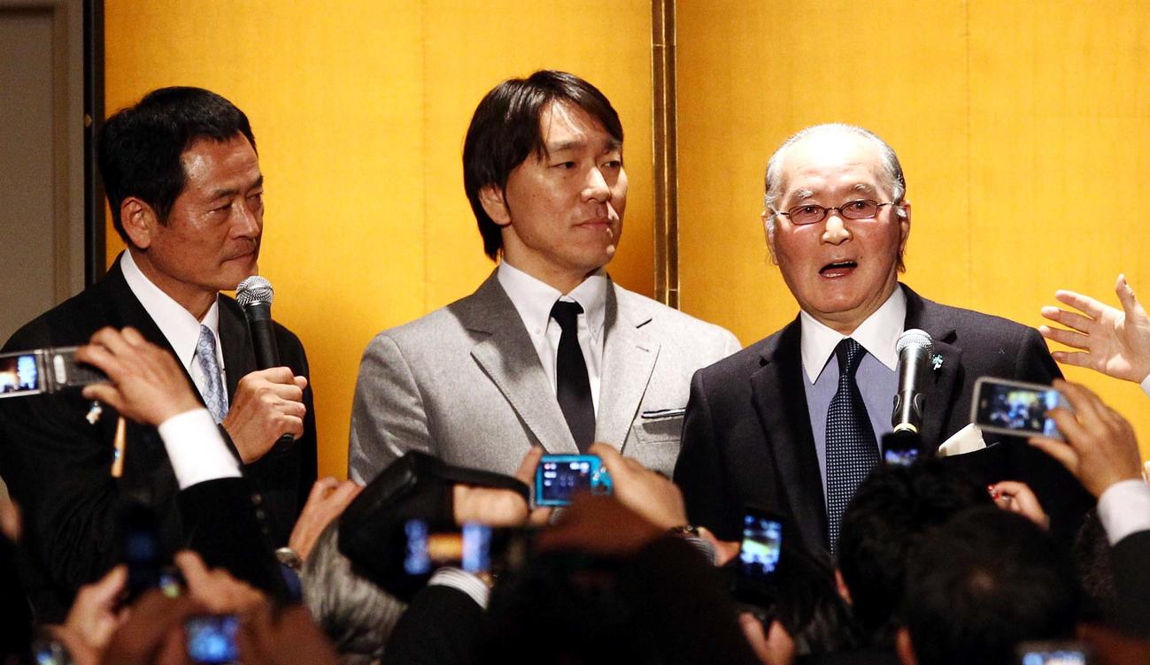 12年1月　DeNA中畑監督（左）の「新監督就任を祝う会」でお祝いのコメントを話す長嶋茂雄氏（右）。中央は松井