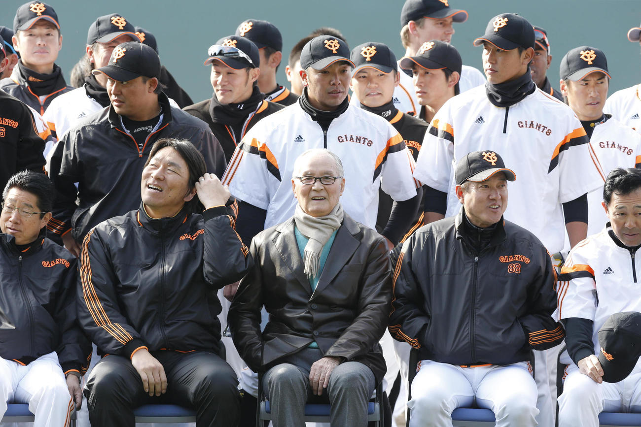 14年2月　選手らと記念撮影する前列左から原沢球団代表、松井臨時コーチ、長嶋終身名誉監督、原監督ら