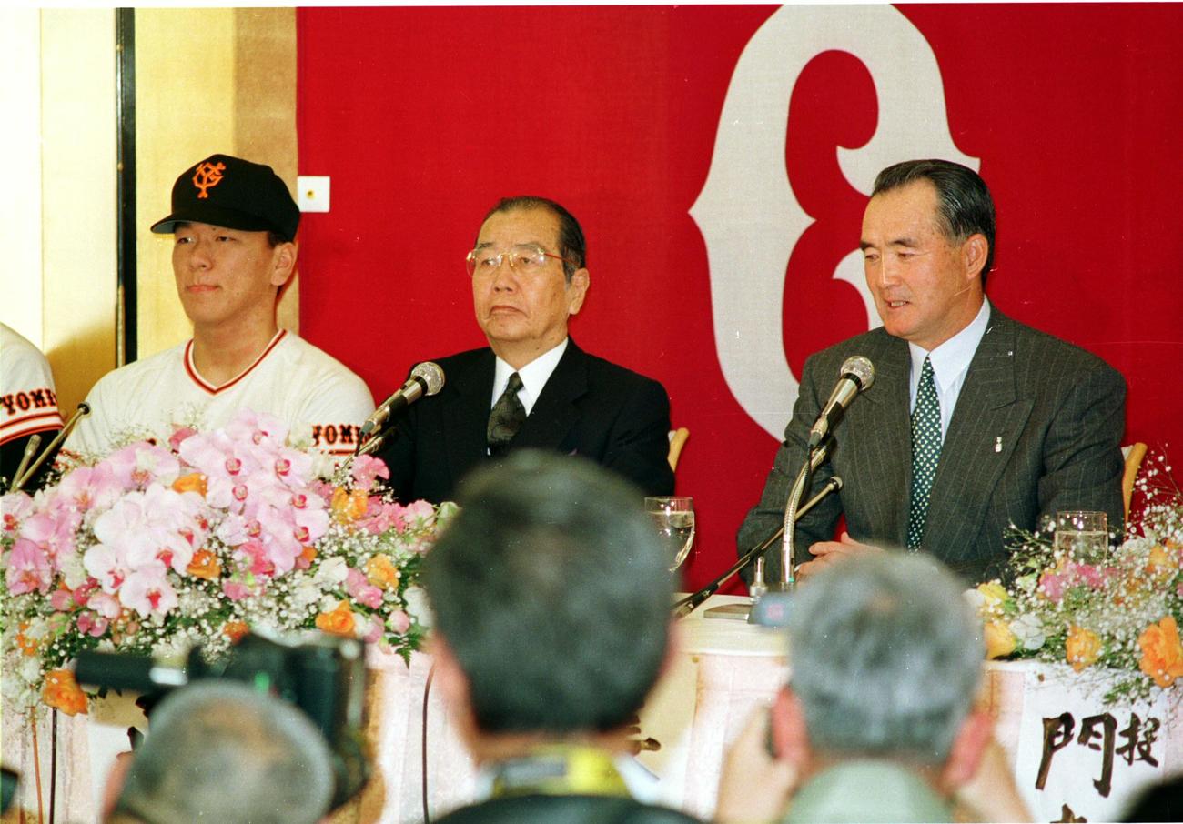 松井秀喜巨人入団発表で正力亨オーナー、長嶋茂雄監督と＝1992年12月25日松井秀喜写真館