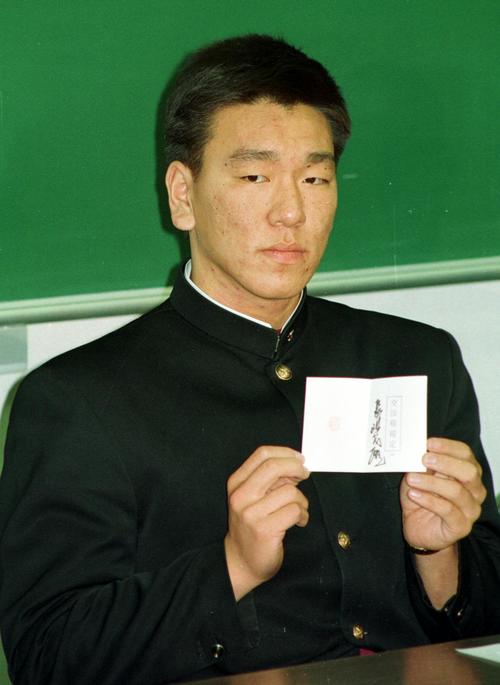92年11月、長嶋監督のサイン入り「交渉権獲得」の札を披露する星稜・松井