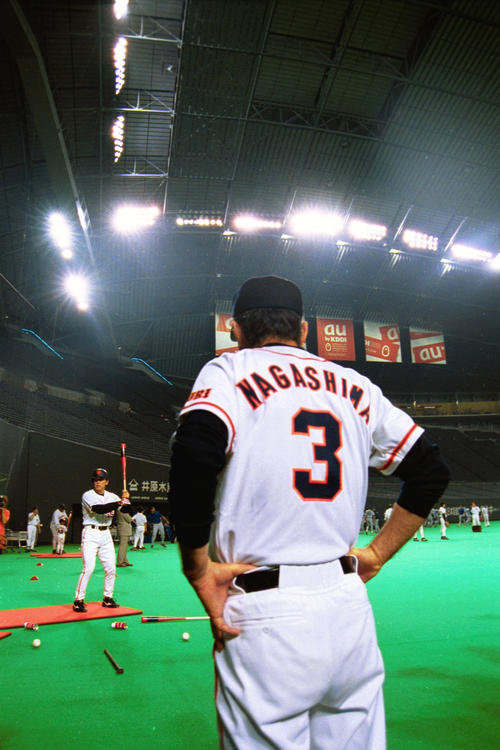 01年6月　札幌ドームを初めて訪れた長嶋茂雄監督は、じっと松井秀喜の打撃練習を見守っていた