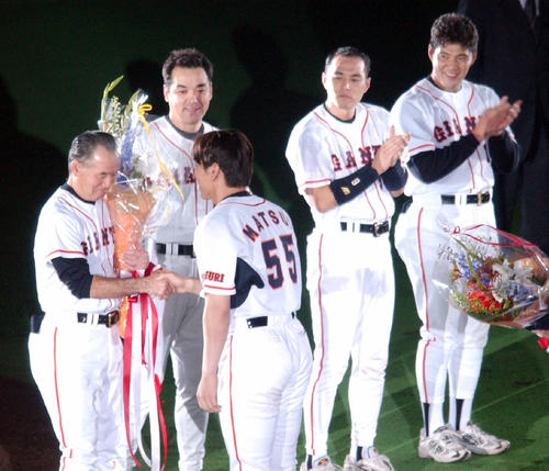 01年9月　花束受け取り松井秀喜と握手する長嶋茂雄監督。後ろは引退する（右から）斎藤雅樹、村田真一、槙原寛己
