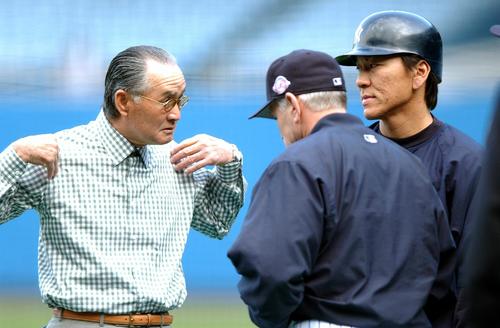 03年5月　ヤンキース対マリナーズ　試合前、全日本の長嶋茂雄監督（左）は松井秀喜に指導する