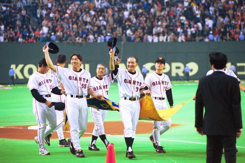 00年10月、ペナントを持ち場内を一周する長嶋茂雄監督、松井秀喜、武上四郎コーチら