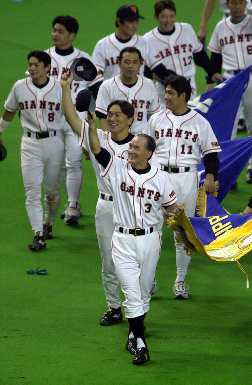 00年10月　ペナントを持って場内1周する巨人ナイン。手前から長嶋茂雄監督、松井秀喜、斎藤雅樹、村田真一、仁志敏久、工藤公康、高橋尚成