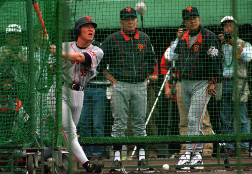 98年11月、松井秀喜の打撃を見守る原辰徳新コーチと長嶋茂雄監督（中）