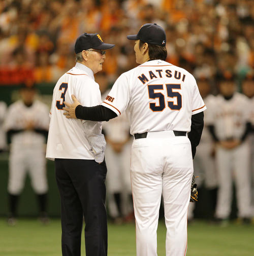 13年5月　背番号3にそっと手を添える背番号55。始球式を終え長嶋氏（左）に寄り添う松井氏