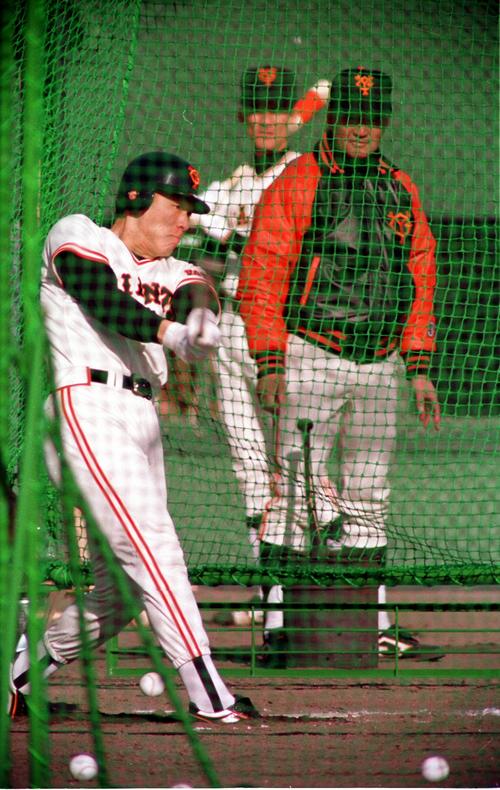 93年2月、新人松井のフリー打撃を見守る長嶋監督