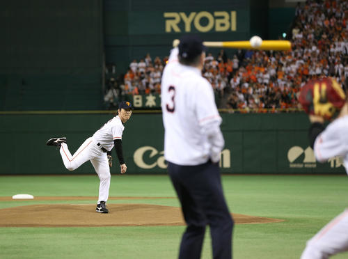 13年5月　始球式に臨んだ松井秀喜氏（左）と長嶋茂雄氏（手前）