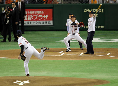 13年5月　始球式で打席に立ち、左手で振り切る長嶋終身名誉監督。投手松井氏。球審は安倍晋三首相（撮影・浅見桂子）