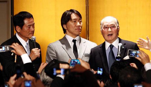 12年1月　DeNA中畑監督（左）の「新監督就任を祝う会」でお祝いのコメントを話す長嶋茂雄氏（右）。中央は松井