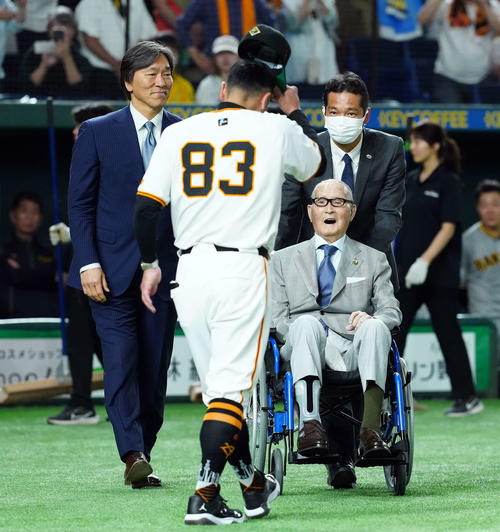 24年5月　グラウンドに姿を見せ、阿部監督（手前）に笑顔を見せる長嶋終身名誉監督。左は松井氏