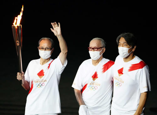 21年7月　東京五輪開会式で聖火ランナーを務める、左から王氏、長嶋氏、松井氏