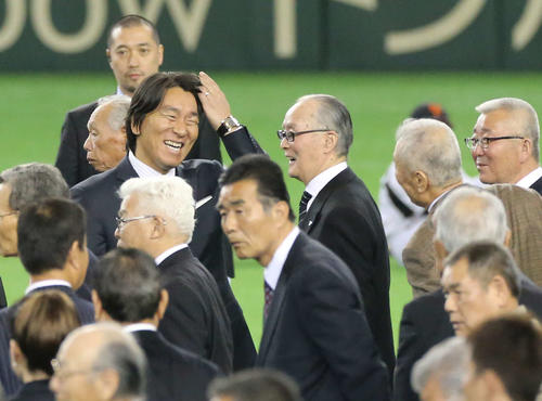 14年3月　巨人－阪神の開幕戦を前に行われたセレモニーに出席し、談笑する長嶋氏と松井氏