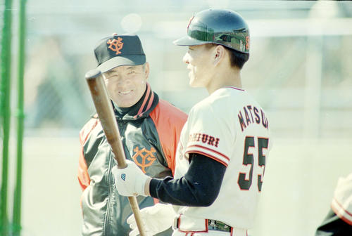 93年2月、宮崎キャンプで長嶋監督と話す松井秀喜