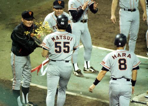 94年10月8日、本塁打を放った巨人松井（中央）をベンチ前で迎える長嶋監督（左端）。右手前は原
