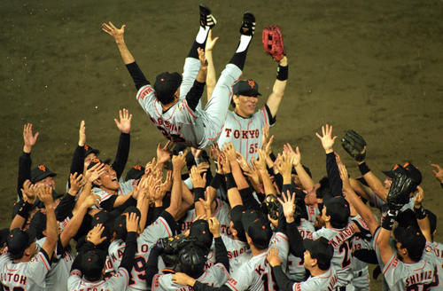 96年9月　2年ぶりのセ・リーグ優勝を決め、ナインに胴上げされる長嶋茂雄監督。後方では松井秀喜がバンザイ