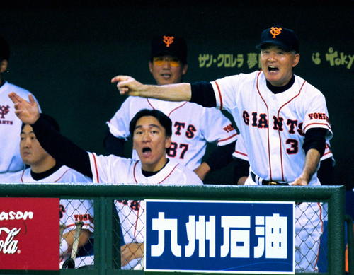 01年6月　どっちが監督？　捕逸で長嶋茂雄監督と松井秀喜がいけいけサイン