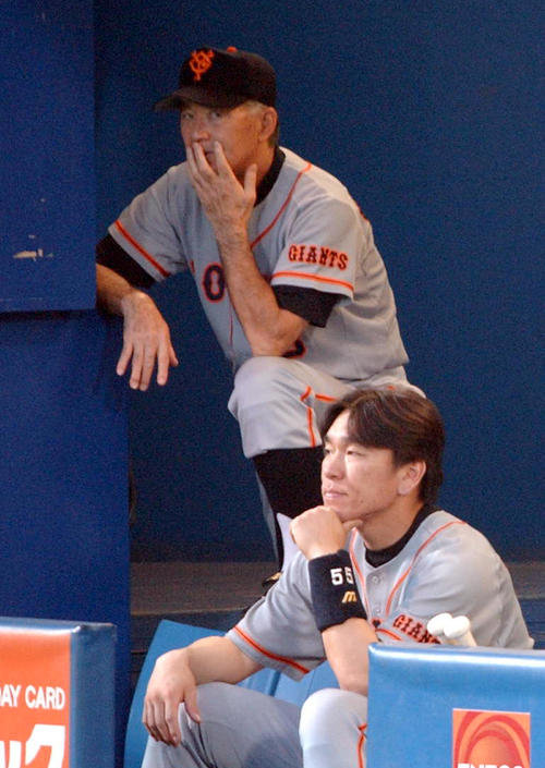 01年8月　ベンチの奥で戦況をにらむ長嶋茂雄監督、手前は松井秀喜