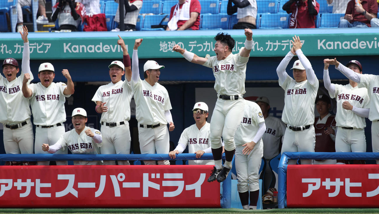 明大対早大　1回裏早大1死二塁、前田健の右前適時打に喜ぶ早大ナイン（撮影・柴田隆二）