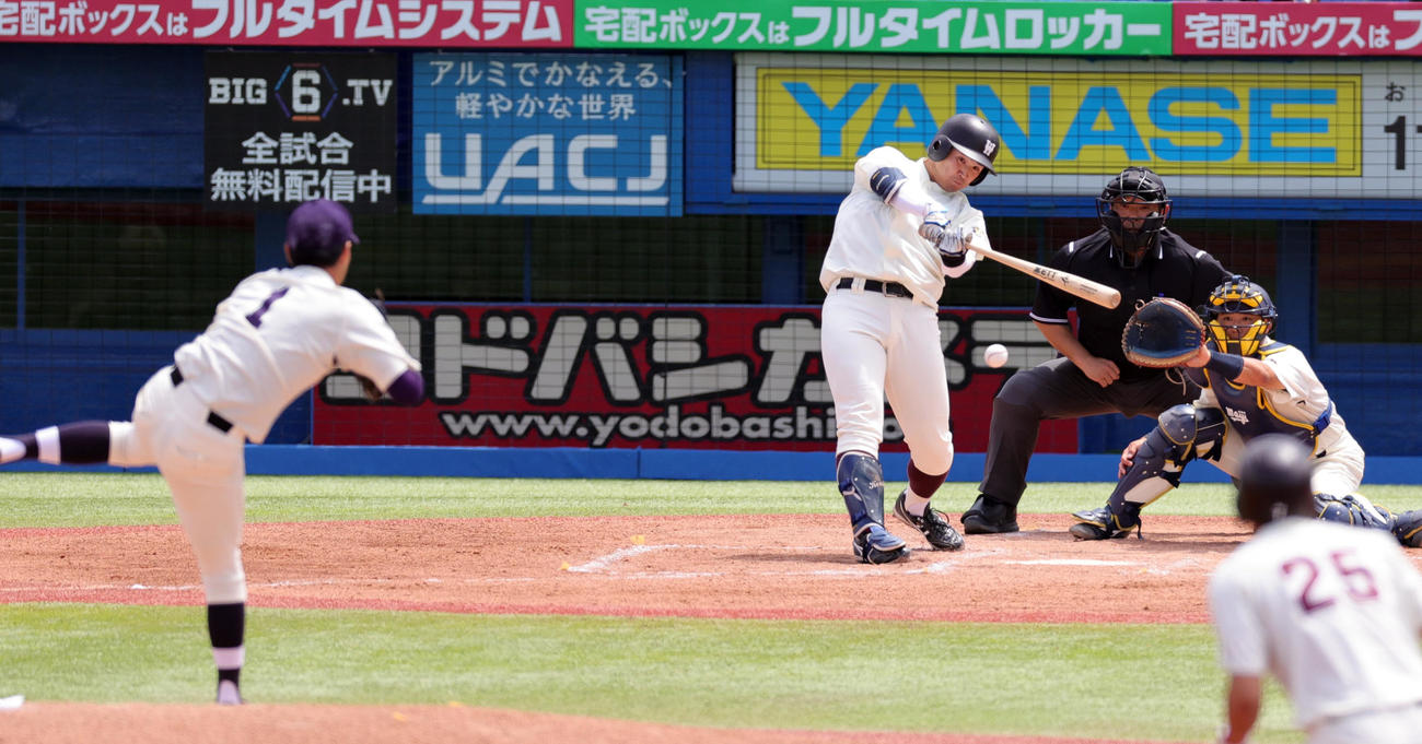 明大対早大　1回裏早大1死二塁、毛利から右前適時打を放つ前田（撮影・野上伸悟）