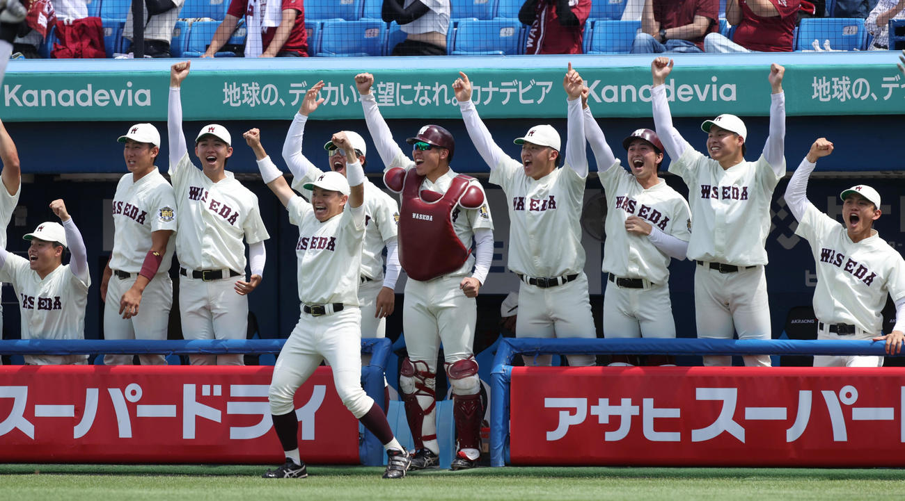 明大対早大　1回裏早大1死二、三塁、寺尾の適時打に喜び早大ナイン（撮影・柴田隆二）