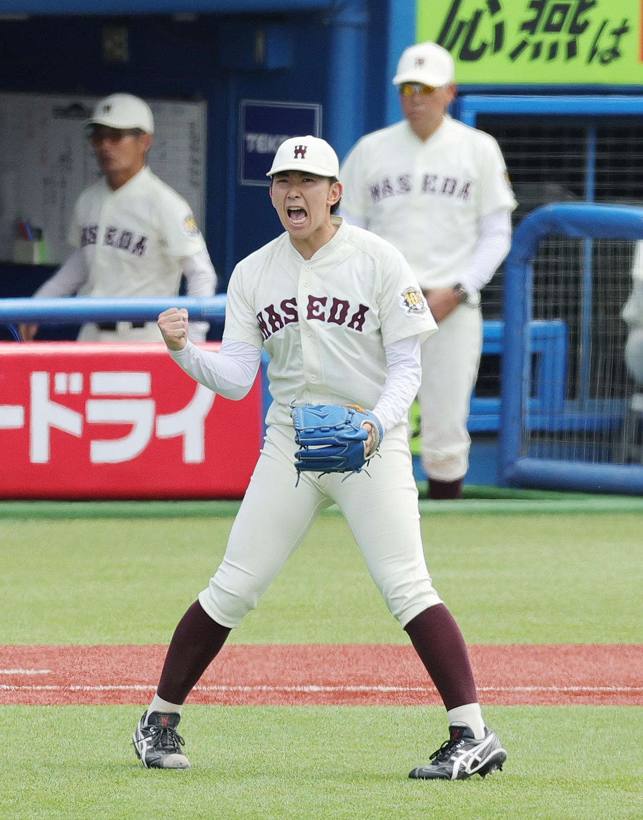 明大対早大　7回表を抑え喜ぶ早大・伊藤樹（撮影・野上伸悟）