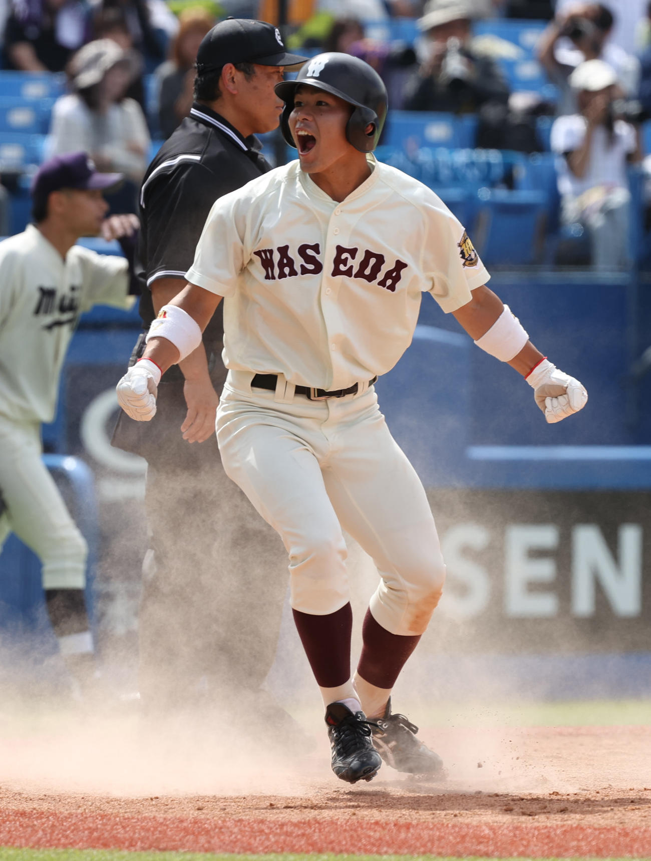 明大対早大　5回裏早大1死二、三塁、寺尾の中前適時打で二塁走者小沢が生還しガッツポーズする（撮影・柴田隆二）