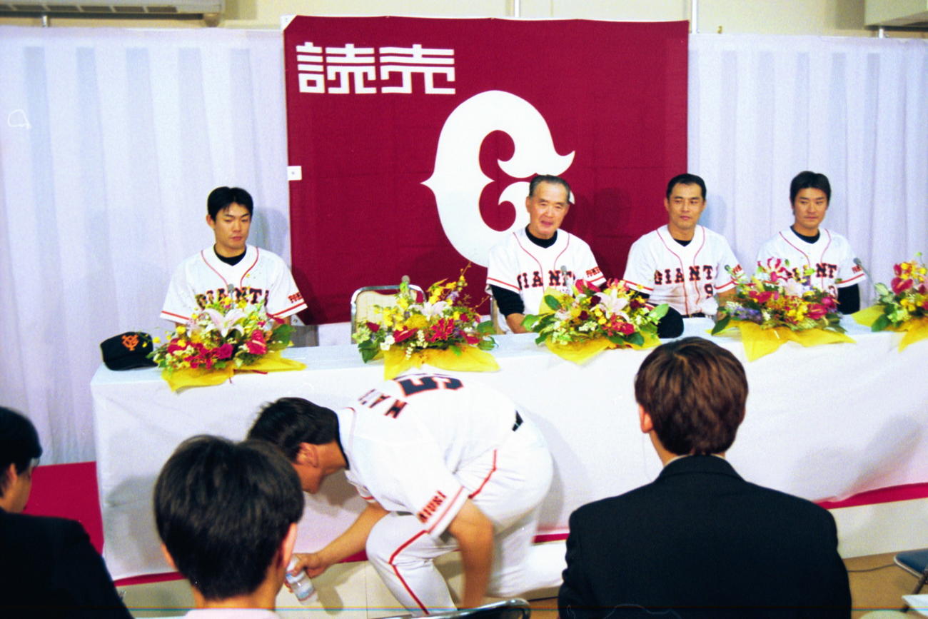 日本一記者会見を行う左から仁志敏久、長嶋茂雄監督、村田真一、高橋尚成（2000年10月撮影）